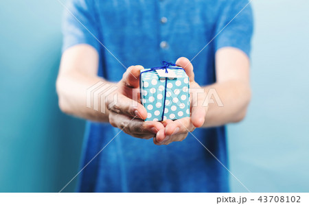 Man holding a gift box 43708102