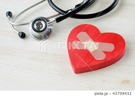 ハートに絆創膏 43709432