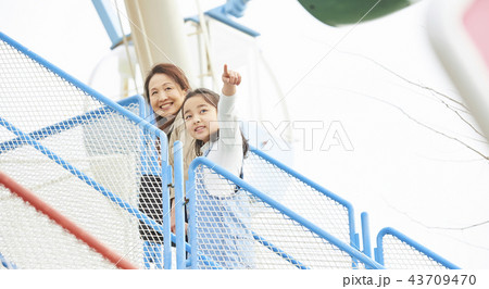 遊園地で遊ぶ家族 43709470