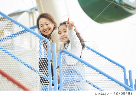 遊園地で遊ぶ家族 43709493