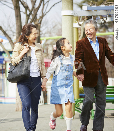 遊園地で遊ぶ家族 43709503