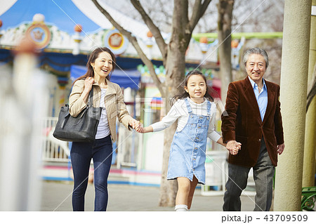 遊園地で遊ぶ家族 43709509