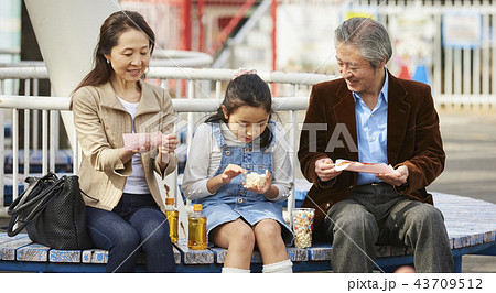 遊園地で遊ぶ家族 43709512