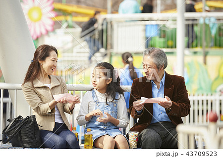 遊園地で遊ぶ家族 遊園地で遊ぶ家族 43709523