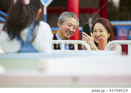 遊園地で遊ぶ家族 遊園地で遊ぶ家族 43709529