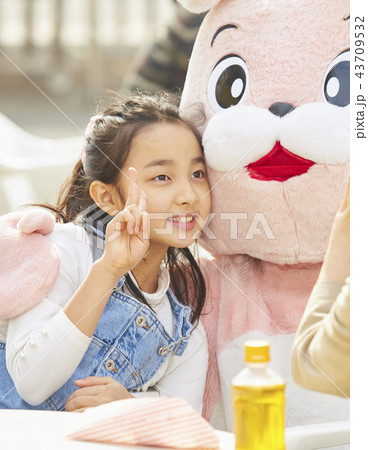 遊園地で遊ぶ女の子 43709532