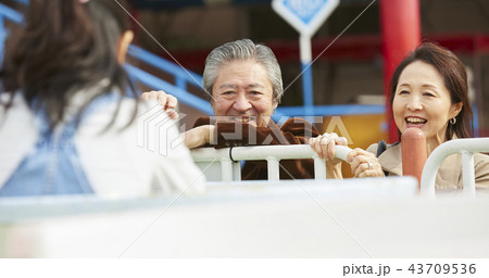 遊園地で遊ぶ家族 遊園地で遊ぶ家族 43709536
