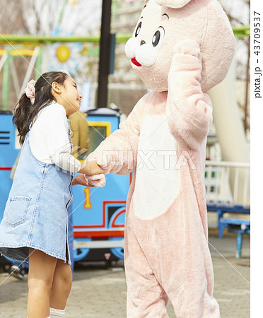 遊園地で遊ぶ女の子 遊園地で遊ぶ女の子 43709537