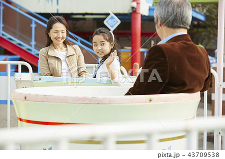 遊園地で遊ぶ家族 遊園地で遊ぶ家族 43709538