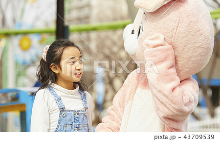 遊園地で遊ぶ女の子 遊園地で遊ぶ女の子 43709539