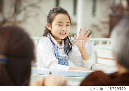 遊園地で遊ぶ女の子 遊園地で遊ぶ女の子 43709540