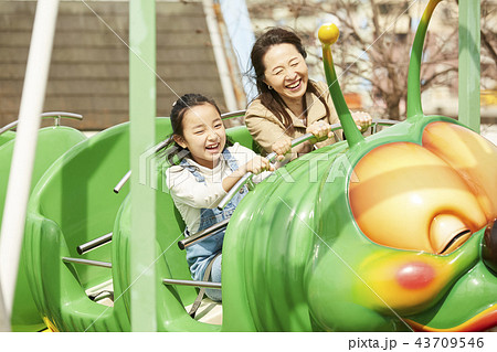 遊園地で遊ぶ家族 遊園地で遊ぶ家族 43709546