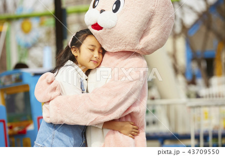 遊園地で遊ぶ女の子 遊園地で遊ぶ女の子 43709550