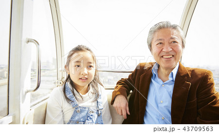 遊園地で遊ぶ家族 遊園地で遊ぶ家族 43709563