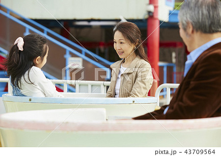 遊園地で遊ぶ家族 遊園地で遊ぶ家族 43709564