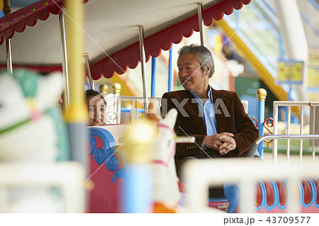 遊園地で遊ぶ家族 遊園地で遊ぶ家族 43709577