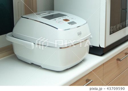 家電 (炊飯器 電子レンジ キッチン 台所 家事 炊事 ホワイト 白 一軒家 マンション 料理) 家電 (炊飯器 電子レンジ キッチン 台所 家事 炊事 ホワイト 白 一軒家 マンション 料理) 43709590