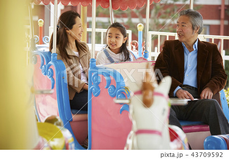 遊園地で遊ぶ家族 43709592