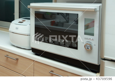 家電 (炊飯器 電子レンジ キッチン 台所 家事 炊事 ホワイト 白 一軒家 マンション 料理) 43709596