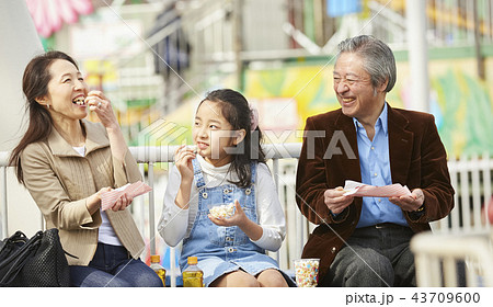 遊園地で遊ぶ家族 43709600