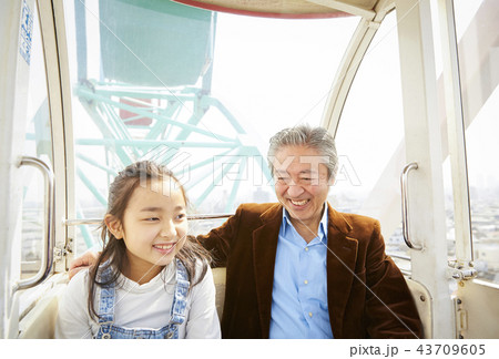 遊園地で遊ぶ家族 43709605