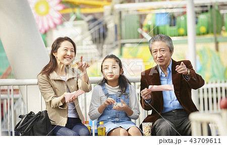 遊園地で遊ぶ家族 遊園地で遊ぶ家族 43709611