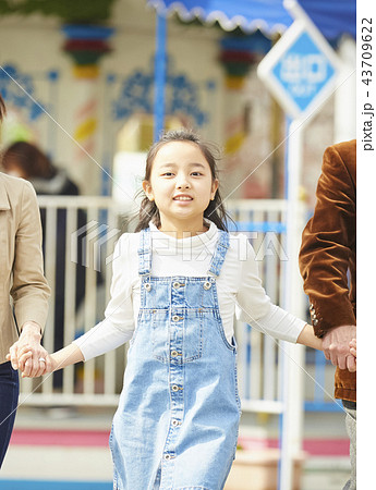 遊園地で遊ぶ家族 遊園地で遊ぶ家族 43709622