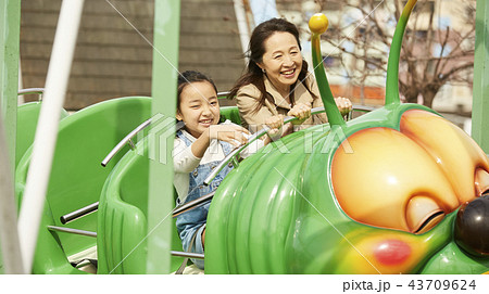 遊園地で遊ぶ家族 遊園地で遊ぶ家族 43709624
