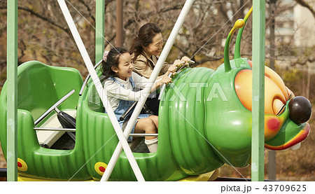 遊園地で遊ぶ家族 43709625