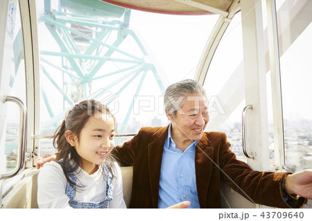 遊園地で遊ぶ家族 遊園地で遊ぶ家族 43709640