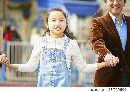 遊園地で遊ぶ家族 遊園地で遊ぶ家族 43709641