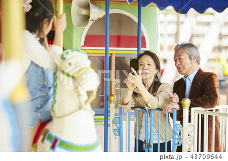 遊園地で遊ぶ家族 遊園地で遊ぶ家族 43709644