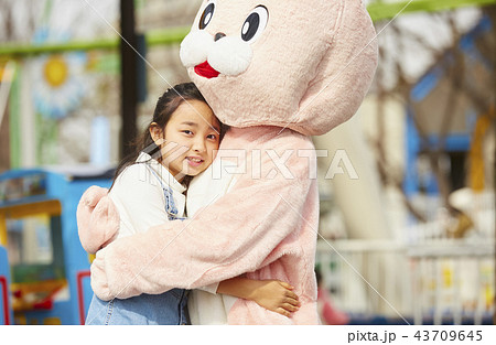 遊園地で遊ぶ女の子 43709645