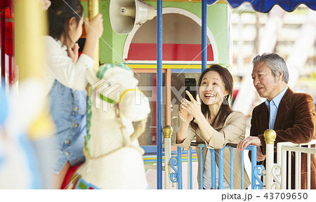 遊園地で遊ぶ家族 遊園地で遊ぶ家族 43709650