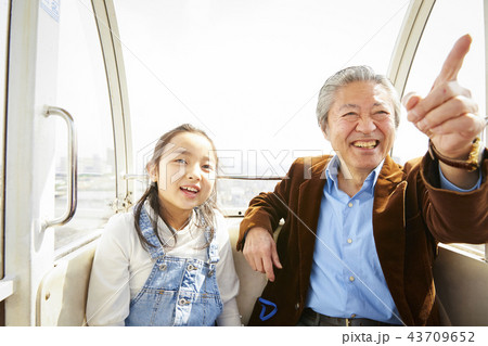 遊園地で遊ぶ家族 43709652