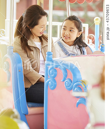 遊園地で遊ぶ家族 遊園地で遊ぶ家族 43709653