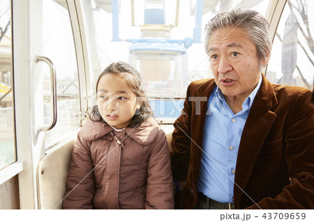 遊園地で遊ぶ家族 43709659