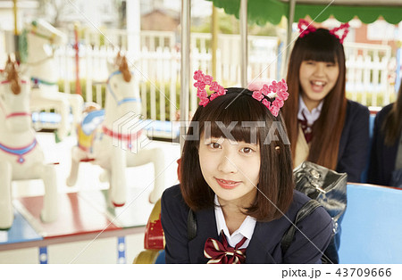 遊園地で遊ぶ女子高生 43709666