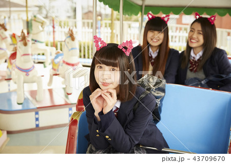 遊園地で遊ぶ女子高生 遊園地で遊ぶ女子高生 43709670