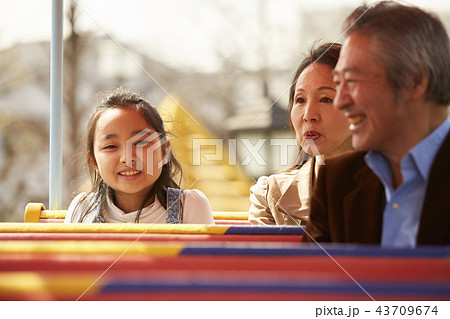 遊園地で遊ぶ家族 43709674