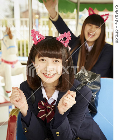 遊園地で遊ぶ女子高生 43709675