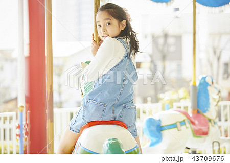 遊園地で遊ぶ女の子 遊園地で遊ぶ女の子 43709676