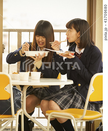 ご飯を食べる女子高生 ご飯を食べる女子高生 43709680