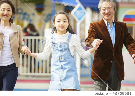 遊園地で遊ぶ家族 43709681