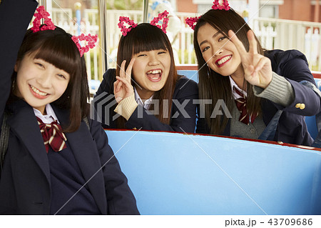 遊園地で遊ぶ女子高生 遊園地で遊ぶ女子高生 43709686