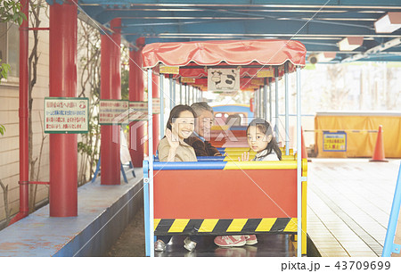 遊園地で遊ぶ家族 43709699