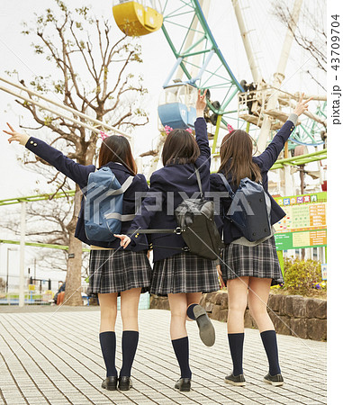 遊園地で遊ぶ女子高生 遊園地で遊ぶ女子高生 43709704