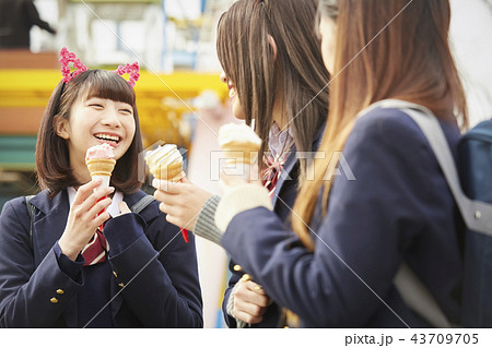 遊園地で遊ぶ女子高生 遊園地で遊ぶ女子高生 43709705