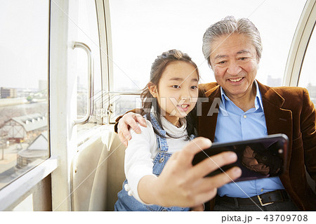 遊園地で遊ぶ家族 遊園地で遊ぶ家族 43709708