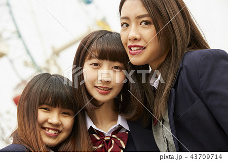 遊園地で遊ぶ女子高生 遊園地で遊ぶ女子高生 43709714